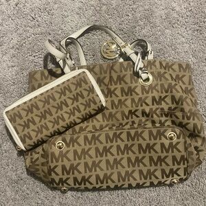 It has the matching wallet and bag